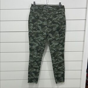 NWOT Old Navy Green Camouflage Rockstar Mid-rise Skinny Jeans